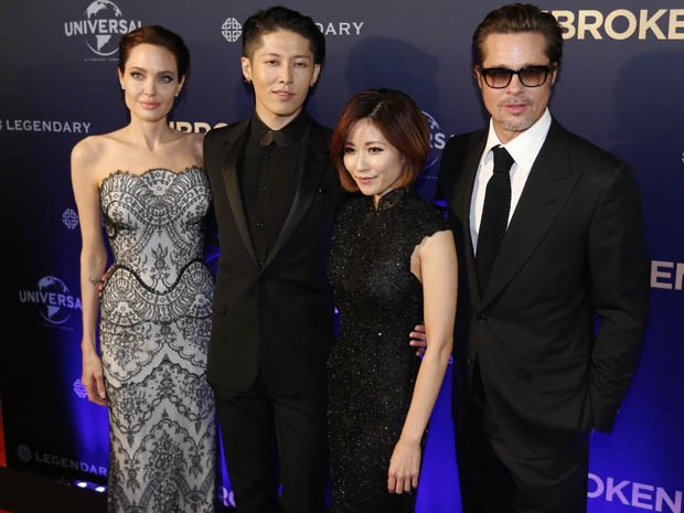 Da esq. para dir., Angelina Jolie, o ator Miyavi, e sua mulher Melody Ishihara, e Brad Pitt no lançamento de 'Invencível' em Sidney, na Austrália, nesta segunda (17) (Foto: REUTERS/Jason Reed) Da esq. para dir., Angelina Jolie, o ator Miyavi, e sua mulher Melody Ishihara, e Brad Pitt no lançamento de 'Invencível' em Sidney, na Austrália, nesta segunda (17) (Foto: REUTERS/Jason Reed)