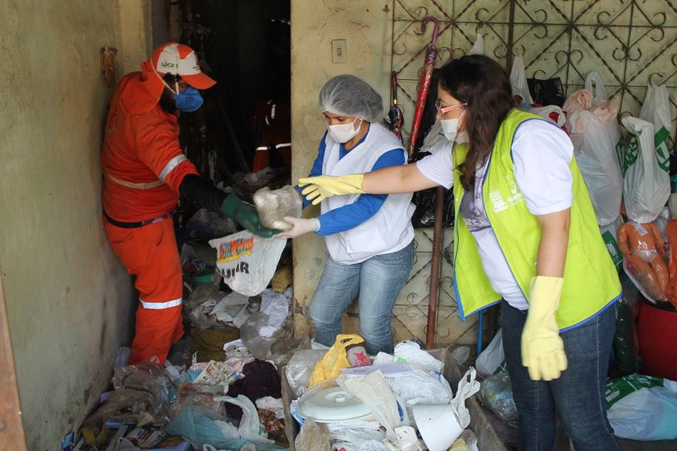 Mais de 10 toneladas de lixo foram retiradas da casa das irmãs (Foto: Divulgação/Ascom Prefeitura de Garanhuns)