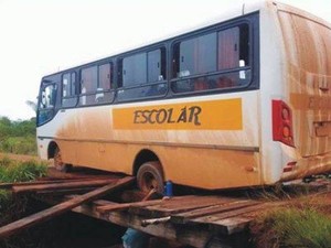 Ônibus teriam danificado em razão da ponte quebrada (Foto: Divulgação/ Alonso Bonfim)