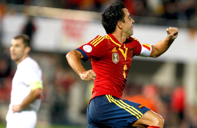 Xavi comemoração Espanha contra Belarus (Foto: Reuters)