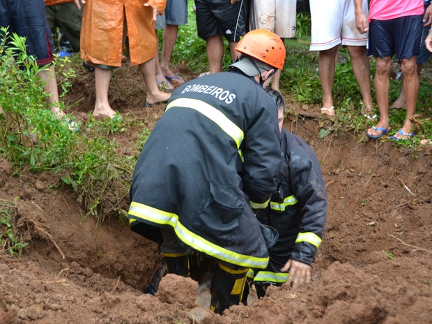 Bombeiros tentam resgatar menino que caiu em tubulação de esgoto em Guaporé (Foto: Eduardo Godinho/Rádio Aurora)