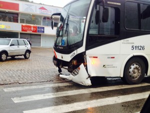Ônibus teve a parte da frente atingida  (Foto: Ana Paula Muniz/TV Mirante)