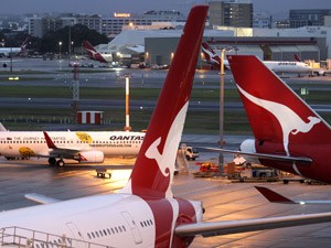 Aviões da companhia australiana Qantas parados no aeroporto de Sydney. (Foto: AP Photo / via BBC)