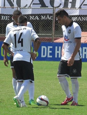 Felipe Capixaba (encoberto), Ratinho (de costas) e Cleiton Gladiador serão titulares do Rio Branco (Foto: Deysiane Gagno/Rio Branco AC)