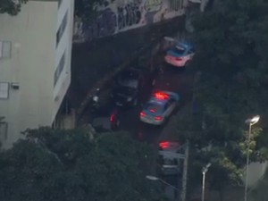 Policiamento é reforçado no Morro Chapéu Mangueira depois da morte de um homem com tiros de fuzil (Foto: Reprodução TV Globo)