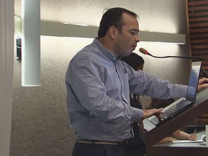 Vereador Evaldo Stanislau, na Câmara de Santos (Foto: Reprodução/TV Tribuna)