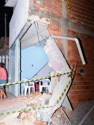 Com carreta roubada, homem mata um e acerta casas em Sorocaba (Foto: Júlio Leite)