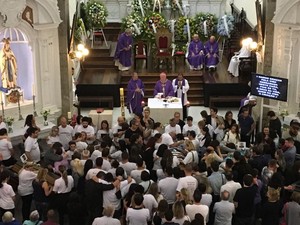 homenagem jornalistas RBS mortes Florianópolis catedral (Foto: Lisandra Nienkoetter / RBS TV)