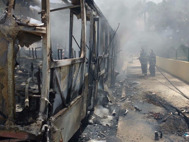 De acordo com os bombeiros, houve perda total do ônbus incendiado na Estrada do Barbalho, no Recife (Foto: Divulgação/ Corpo de Bombeiros)