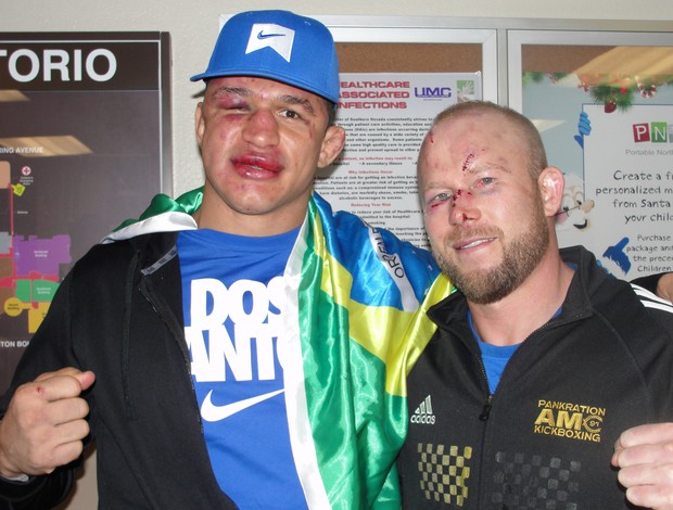 Junior Cigano e Tim Boetsch na saída do hospital em Las Vegas, após o UFC 155 (Foto: Marcelo Russio / SporTV.com)