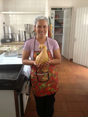 Cozinheira exibe abóbora em formato de pato (Foto: Luana Eid/G1)