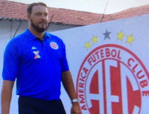 Roberto Fernandes - técnico do América-RN (Foto: Reprodução/Inter TV Cabugi)