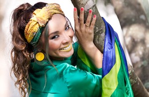 Nakamura vibra e ousa com batom amarelo e mechas verdes (Dafne Bastos / TV Globo)