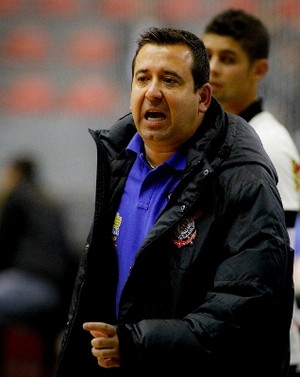 Vale por cinco: técnico do Corinthians  acumula funções e vive 