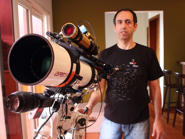 Marco Mastria, astrônomo amador da Bramon, com um de seus telescópios em Mogi das Cruzes (Foto: Jamile Santana/G1)