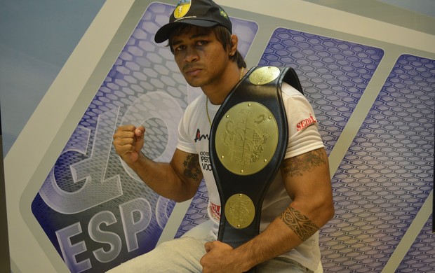 Tiago Trator com o cinturão do Jungle Fight, na categoria até 70 kg (Foto: Cassio Albuquerque/GE-AP)