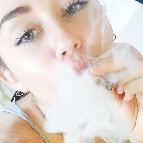 Miley Cyrus é clicada fumando cigarro suspeito; veja fotos