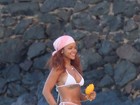 De biquíni e short transparente, Rihanna curte praia no Havaí