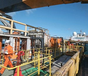 RIQUEZA NATURAL Um funcionário da Petrobras explora o primeiro campo no pré-sal. O petróleo que gera empregos, mas também altera o clima da Terra (Foto: Wilton Juni0r/AE)