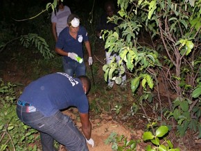 Corpo foi encontrado enterrado em um matagal próximo ao bairro de Cerradão, no centro de Cristópolis (Foto: Ivan Gehlen / blogbraga )