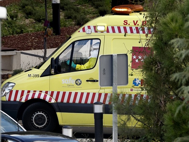 Paramédico conduz uma ambulância com um traje de proteção enquanto sai do Hospital Carlos III, em Madri, na Espanha, onde três novos pacientes foram internados nesta quinta com suspeita de ebola (Foto: AP Photo/Daniel Ochoa de Olza) Paramédico conduz uma ambulância com um traje de proteção enquanto sai do Hospital Carlos III, em Madri, na Espanha, onde três novos pacientes foram internados nesta quinta com suspeita de ebola (Foto: AP Photo/Daniel Ochoa de Olza)
