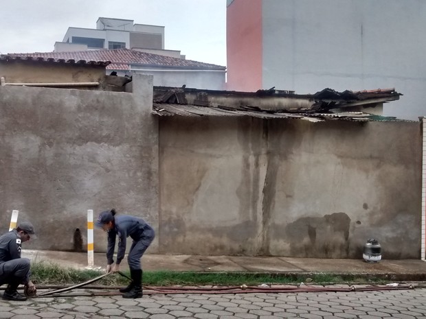 Estrura da casa ficou comprometida, diz bombeiros (Foto: Patrícia Belo / G1)