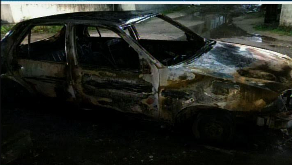 No 8º Distrito Policial, no Bairro José Walter, um carro foi incendiado.  (Foto: Reprodução/TV Verdes Mares)
