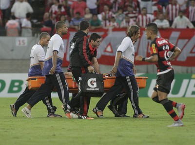 Jonas sai de campo lesionado (Foto: Gilvan de Souza / Flamengo)