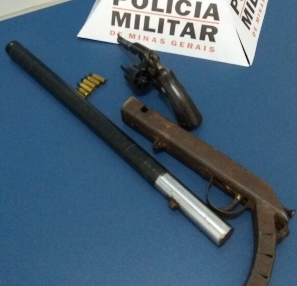 Armas foram encontradas no prota-luvas e embaixo do banco do carro (Foto: Polícia Militar/Divulgação)