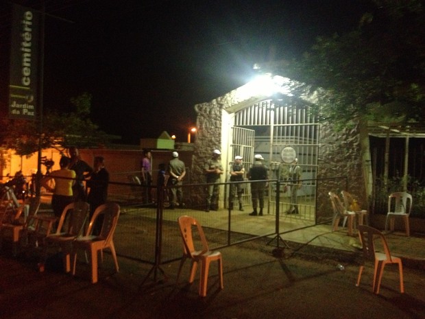 Processo de exumação continua sendo feito durante a noite (Foto: Márcio Luiz/G1)