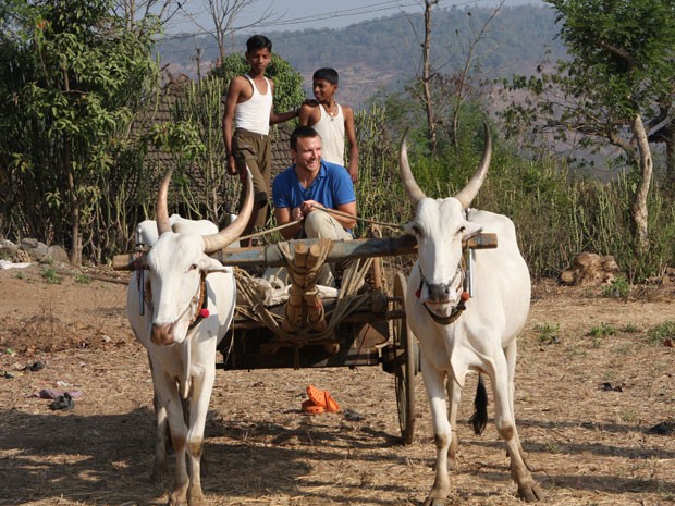 Turista em aldeia da India (Foto: Divulgação/Reality Tours)