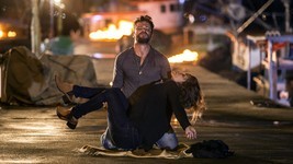 'Sol': Mario resgata Alice após explosão (Felipe Monteiro/Gshow)