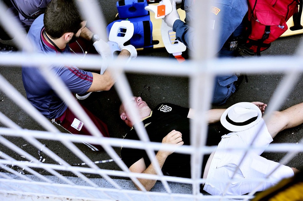 Torcedor da Ponte recebe atendimento após ser agredido por segurança do clube (Foto: Marcos Ribolli)