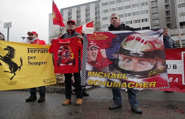 Fãs prestam homenagens ao piloto alemão Michael Schumacher, internado após sofrer acidente de esqui na França (Foto: Thibault Camus/AP)