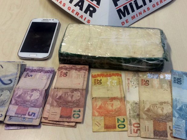 Polícia apreendeu 1 kg de cocaína escondida em carro na BR-265, em Santana da Vargem, MG (Foto: Polícia Militar Rodoviária/Varginha)