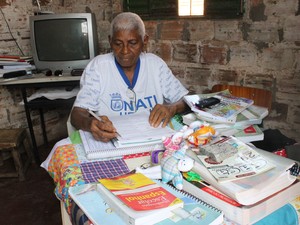 Osmarina Duarte de Sousa, 74 anos, de estudar para o Exame Nacional do Ensino Médio (Enem) (Foto: Gilcilene Araújo/G1)