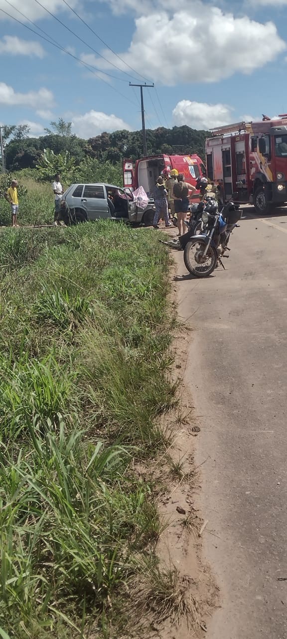 Idoso morre e mulher fica ferida após acidente entre dois carros na BR