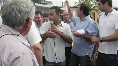 Vídeo mostra prefeito do Rio atirando lixo durante entrevista na rua (Foto: Reprodução/TV Globo)