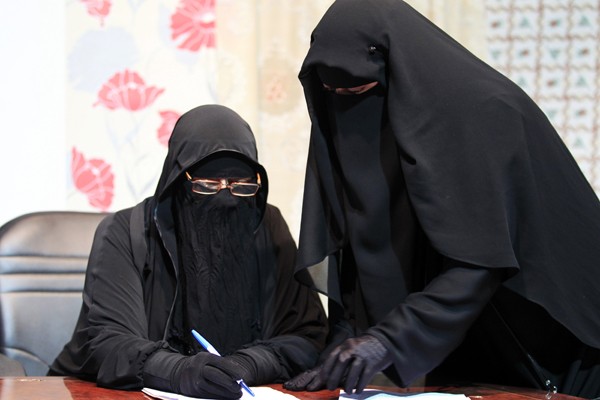 Diretora e apresentadora conversam durante as gravações. (Foto: Mohamed Abd El-Ghany/Reuters)