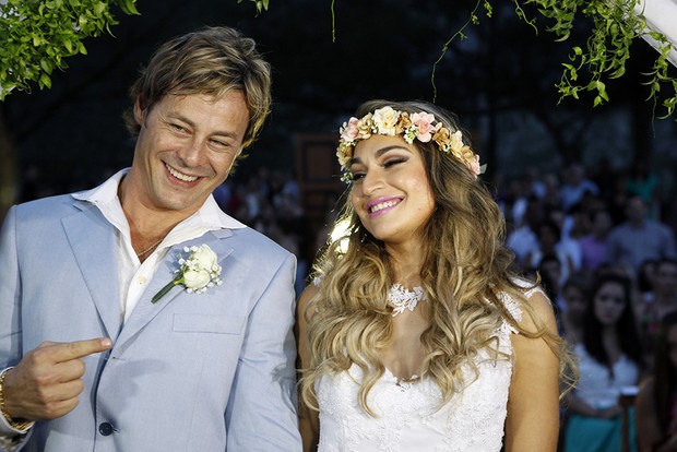 Theo Becker e Raphaela Lamim se casaram em Grumari, Zona Oeste do Rio (Foto: Marcos Serra Lima/EGO)