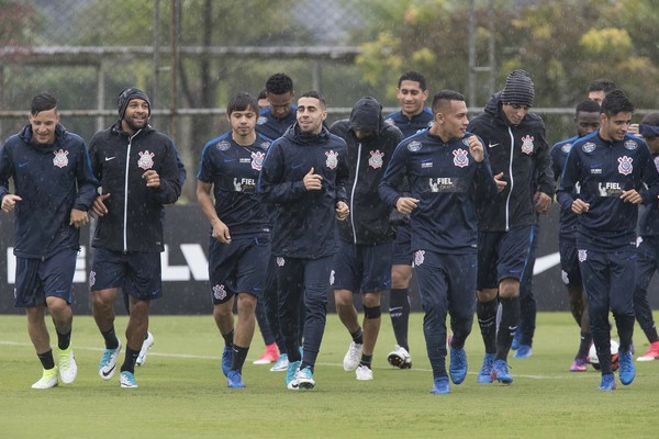 Música de Xande de Pilares inspira elenco e vira hino do Corinthians para o título