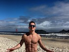 Diego Hypolito mostra tanquinho sarado em praia no Rio