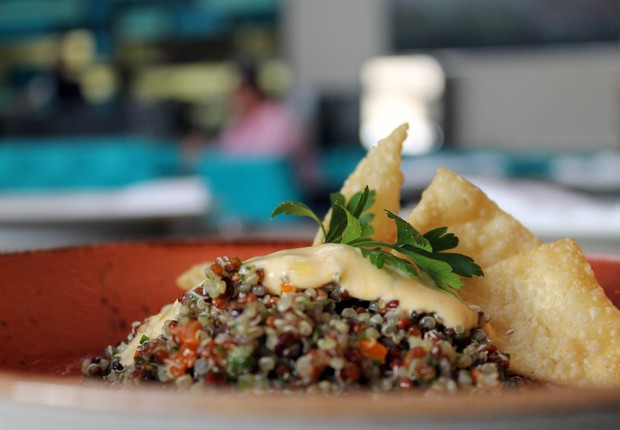 Tabule de quinua, ingrediente caro à cozinha peruana, é receita servida no restaurante La Mar (Foto: Mariana Buck / divulgação)