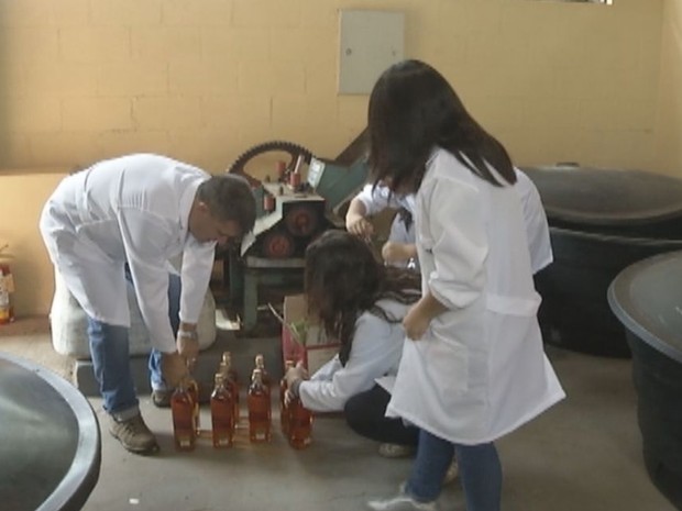 Bebidas so doadas pelas polcias Federal e Rodoviria e so fruto de apreenses  (Foto: Reproduo / TV TEM)