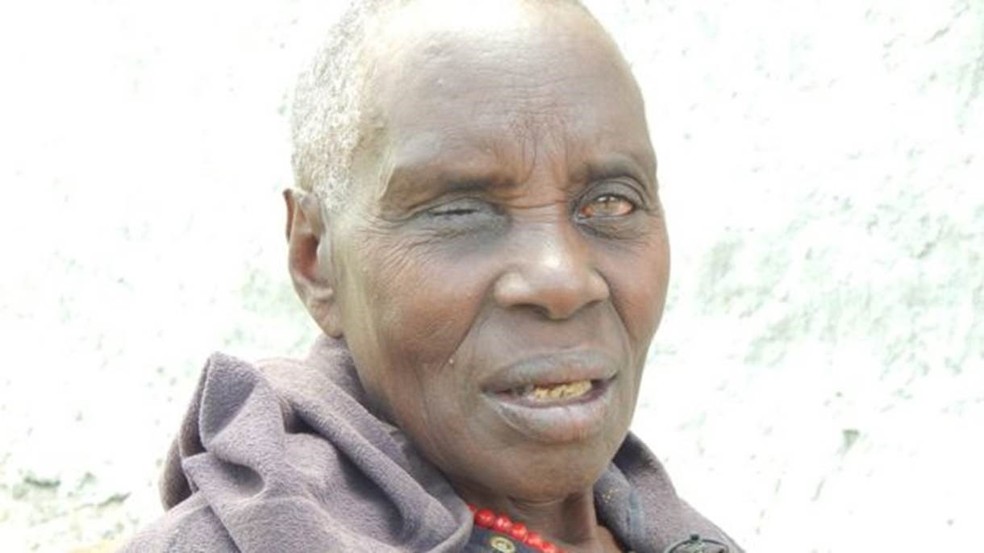  Mauda Kyitaragabirwe tinha 12 anos quando foi abandonada na ilha  (Foto: BBC)