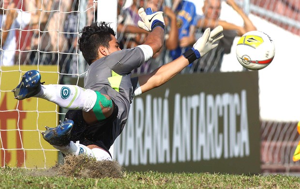 Paulinho goleiro do Goiás defendendo pênalti contra o Bahia (Foto: Marcos Bezerra / Ag. Estado)