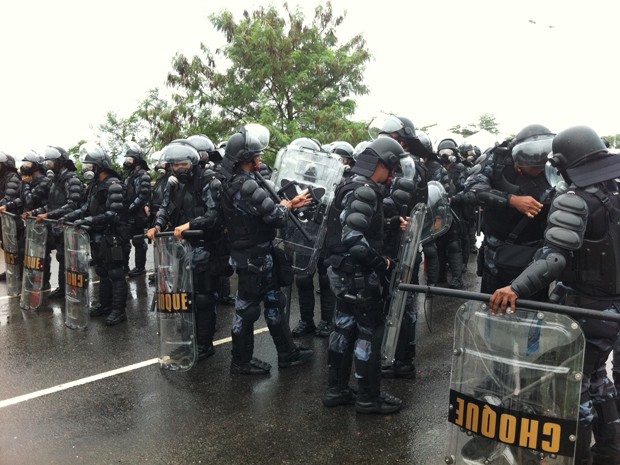 Choque se posiciona para evitar que manifestantes avanvem em direção ao Riocentro (Foto: Christiano Ferreira/G1)