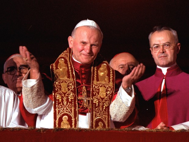 Em 22 de outubro de 1978 o Papa João Paulo II abençoa os fiéis na Praça de São Pedro depois de ser nomeado Pontífice (Foto: Arquivo/AP)