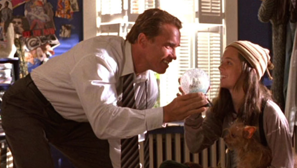 A atriz Eliza Dushku com o ator Arnold Schwarzenegger em cena de True Lies (Foto: Reprodução)