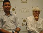 Ronaldo dá livro do Timão de presente e vence mau humor de Ecclestone